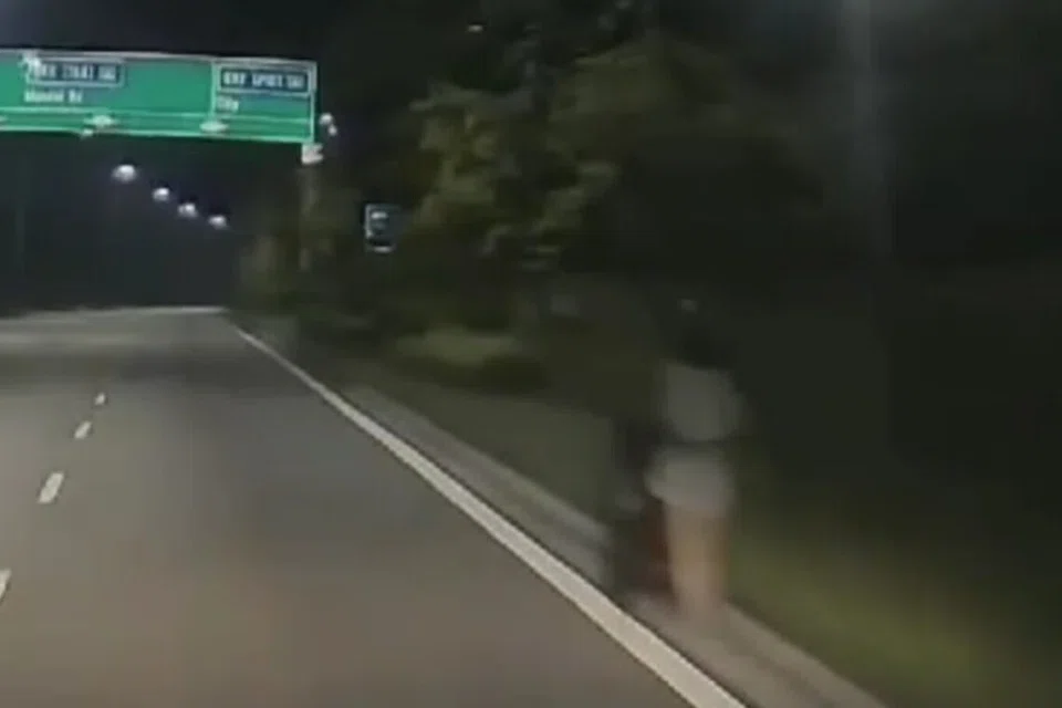 Seorang wanita dirakam sedang menolak kereta sornog bayi pada 2.30 pagi di Ekspreswe Kranij (KJE).