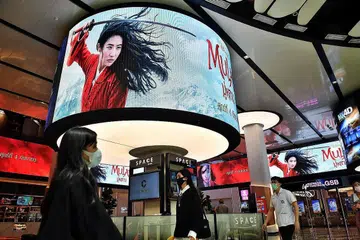 CETUS KONTROVERSI: Filem terbaru Disney 'Mulan' yang turut ditayangkan di Bangkok, telah menarik kritikan baru kerana sebahagian filem itu difilemkan di Xinjiang, dengan umat Islam Uighur dikatakan ditahan di kem tahanan besar. - Foto AFP 