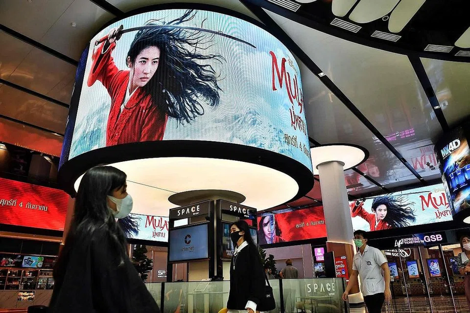 CETUS KONTROVERSI: Filem terbaru Disney 'Mulan' yang turut ditayangkan di Bangkok, telah menarik kritikan baru kerana sebahagian filem itu difilemkan di Xinjiang, dengan umat Islam Uighur dikatakan ditahan di kem tahanan besar. - Foto AFP 