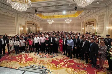 TERUS SUMBANG PERSPEKTIF: Presiden Halimah dan delegasi Singapura bergambar dengan sekitar 130 warga Singapura yang bekerja dan menetap di Vietnam semasa majlis jamuan tengah hari di Hotel Park Hyatt Saigon, di Bandar Ho Chi Minh. - Foto BH oleh SITI AISYAH NORDIN