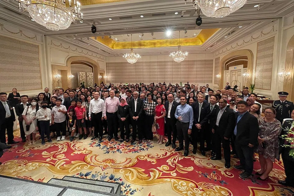TERUS SUMBANG PERSPEKTIF: Presiden Halimah dan delegasi Singapura bergambar dengan sekitar 130 warga Singapura yang bekerja dan menetap di Vietnam semasa majlis jamuan tengah hari di Hotel Park Hyatt Saigon, di Bandar Ho Chi Minh. - Foto BH oleh SITI AISYAH NORDIN