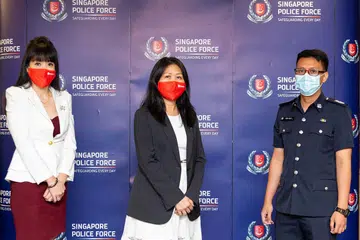 KERJASAMA ERAT: Cawangan OCBC di Choa Chu kang dan Pusat Polis Kejiranan Choa Chua Kang telah bekerjasama dalam beberapa kes untuk menghalang kes penipuan dalam talian. Bersama dalam gambar (dari kiri) ialah pengurus cawangan bank itu, Cik Winnie Chng; pegawai perkhidmatan pelanggan, Cik Goh Swee Lee; dan Staf Sarjan Kanan dari NPC Choa Chu Kang Encik Muhd Hasif Kamari.