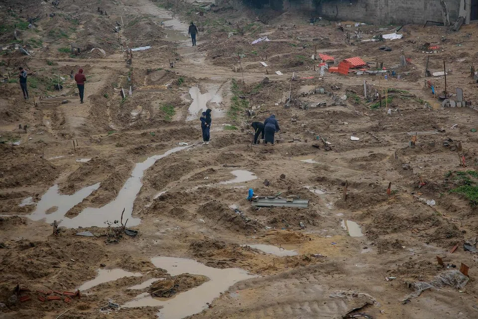 Para penduduk Palestin menziarahi kubur di Al-Tuffah, Bandar Gaza, yang dikatakan telah digali semula oleh tentera Israel.