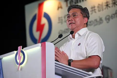 Antara calon Parti Tindakan Rakyat (PAP) di GRC Bishan-Toa Payoh, Encik Saktiandi Supaat, menyeru supaya penduduk kawasan Bishan-Toa Payoh agar terus menyokong dan mengundi pasukan mereka dalam GE2025 semasa berucap di rapat PAP di Stadium Bishan pada 30 April. 