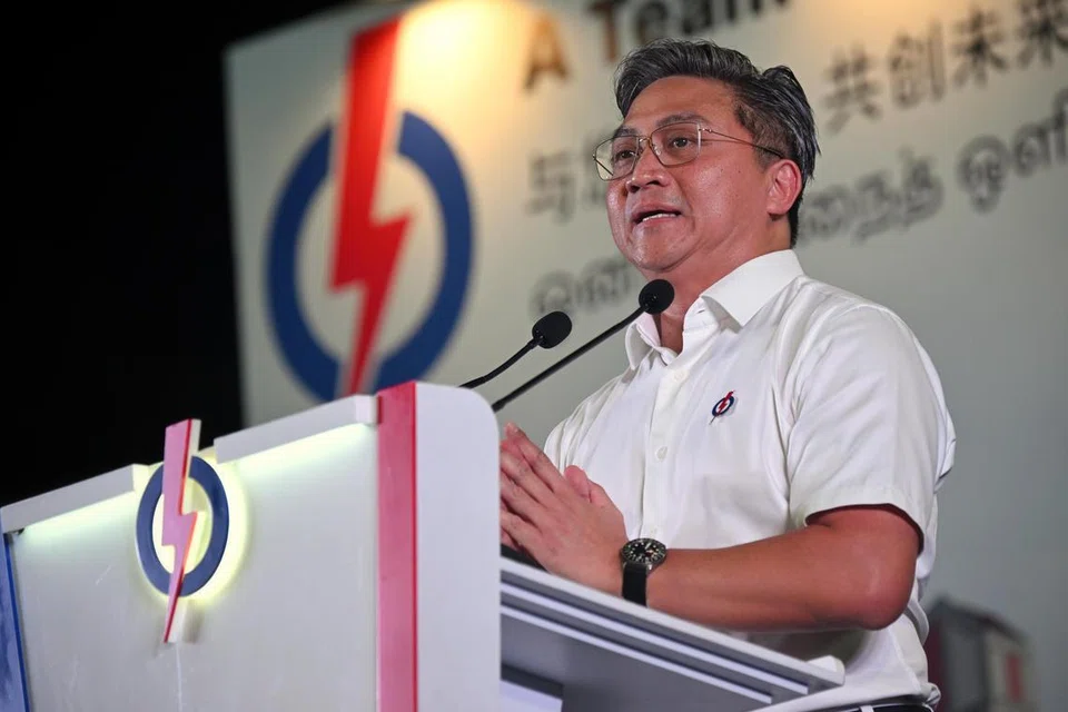 Antara calon Parti Tindakan Rakyat (PAP) di GRC Bishan-Toa Payoh, Encik Saktiandi Supaat, menyeru supaya penduduk kawasan Bishan-Toa Payoh agar terus menyokong dan mengundi pasukan mereka dalam GE2025 semasa berucap di rapat PAP di Stadium Bishan pada 30 April. 
