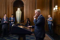 DIPECAT: Encik Kevin McCarthy dalam sidang akhbar selepas disingkirkan daripada kerusi Speaker Dewan Perwakilan Amerika Syarikat.