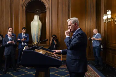 DIPECAT: Encik Kevin McCarthy dalam sidang akhbar selepas disingkirkan daripada kerusi Speaker Dewan Perwakilan Amerika Syarikat.