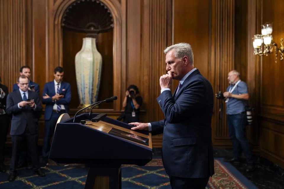 DIPECAT: Encik Kevin McCarthy dalam sidang akhbar selepas disingkirkan daripada kerusi Speaker Dewan Perwakilan Amerika Syarikat.