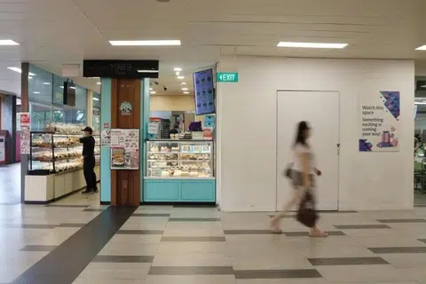 Sebuah kedai kosong kelihatan bersebelahan Swee Heng Bakery di tingkat dua Northshore Plaza I sewaktu foto dirakam pada 14 April.