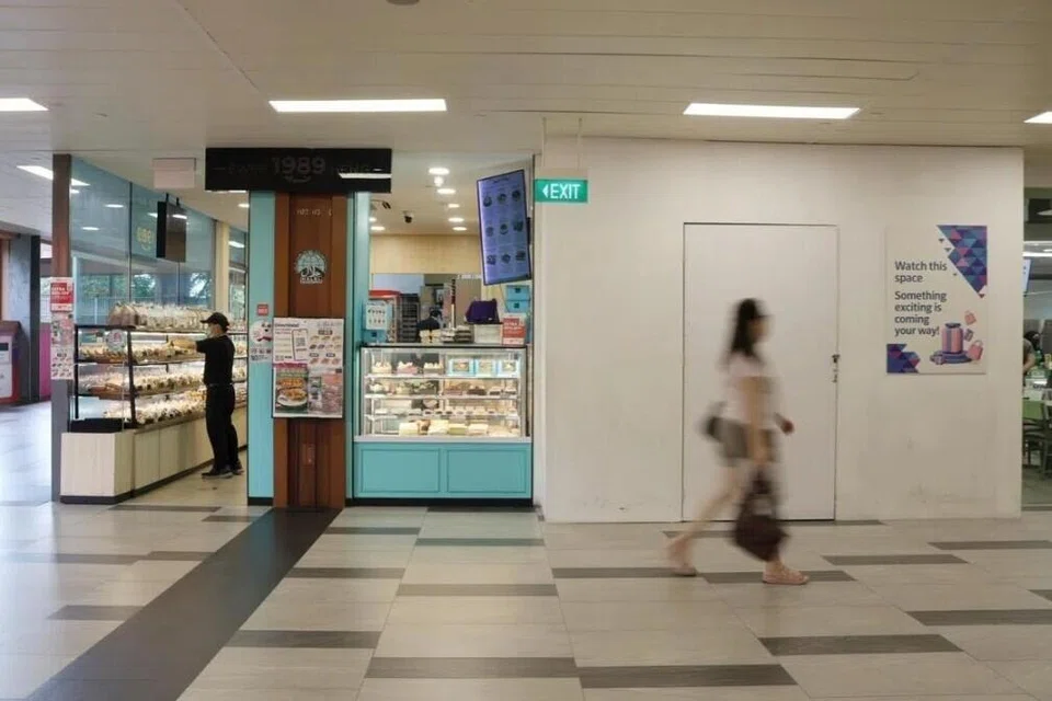 Sebuah kedai kosong kelihatan bersebelahan Swee Heng Bakery di tingkat dua Northshore Plaza I sewaktu foto dirakam pada 14 April.