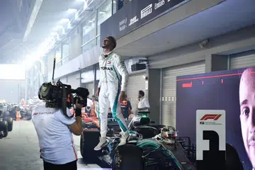 JUARA: Hamilton menyambut kemenangannya selepas menjuarai Grand Prix Singapura Singapore Airlines 2018.