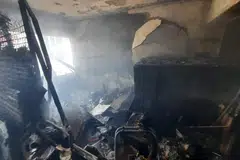 Anggota bomba memasuki unit kediaman di tingkat 21 di People’s Park Complex dan memadamkan kebakaran menggunakan dua pancutan air pada 4 Januari. 