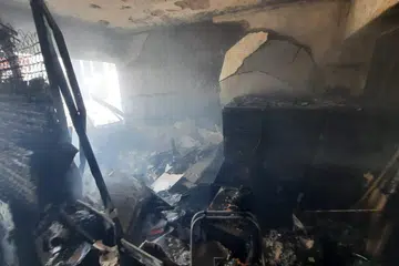 Anggota bomba memasuki unit kediaman di tingkat 21 di People’s Park Complex dan memadamkan kebakaran menggunakan dua pancutan air pada 4 Januari. 