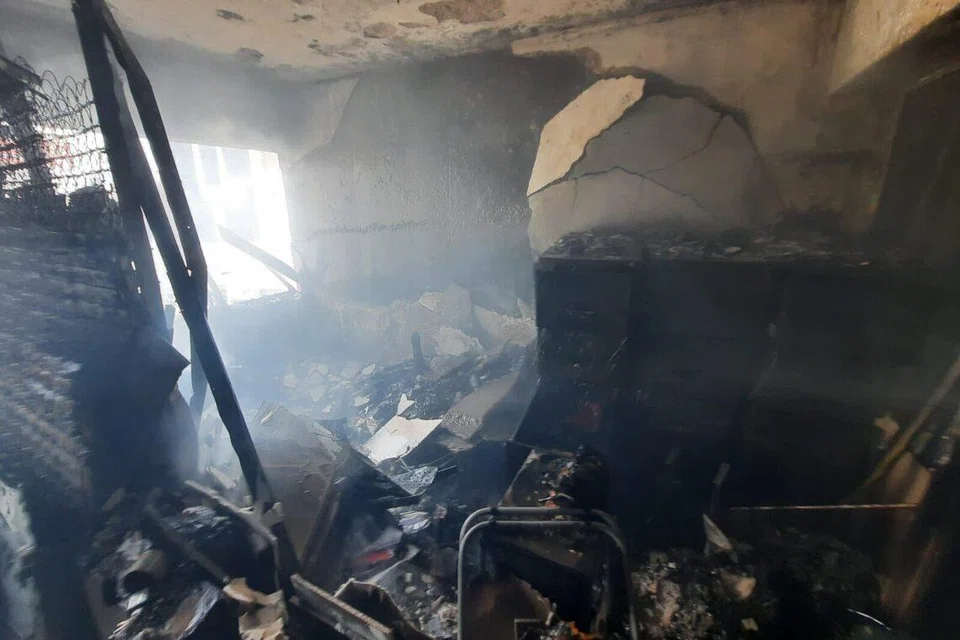 Anggota bomba memasuki unit kediaman di tingkat 21 di People’s Park Complex dan memadamkan kebakaran menggunakan dua pancutan air pada 4 Januari. 