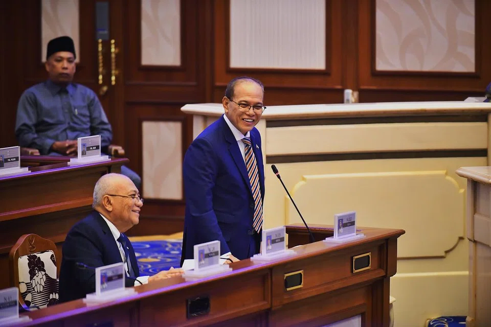 Menteri Besar Pahang, Datuk Seri Wan Rosdy Wan Ismail (berdiri) ketika menghadiri Mesyuarat Kedua Penggal Keempat Dewan Undangan Negeri Pahang Ke-15 di Wisma Sri Pahang, Kuantan.
