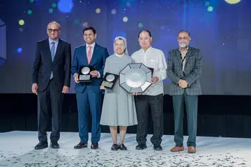 GALAK KEHARMONIAN AGAMA: (paling kiri) Mantan Menteri Kanan, Encik Tharman Shanmugaratnam dan (paling kanan) Pengarah Utama, Pertubuhan & Hubungan Silang Agama serta Pengerusi, Jawatankuasa Penganjur Anugerah Silang Agama Teladan, Dr H M Saleem bersama penerima anugerah, (dari dua dari kiri) Encik Mohamed Irshad Abbas Ali; Rahib Wanita Theresa Seow, dan Encik Tan Thiam Lye.