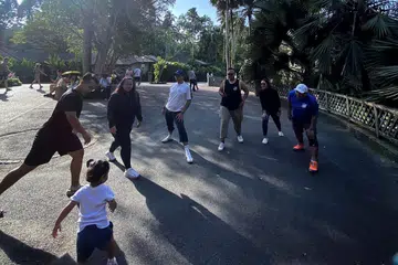 Anak penulis Sofya Nayla Harith Redzuan (Dua dari kiri) bersama penulis (tengah) dan adik-beradik serta ayahnya (paling kanan) ketika bersenam di Kebun Bunga Singapura.