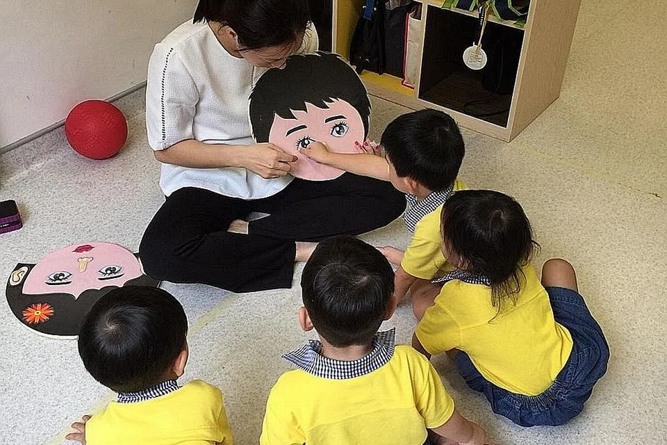 SERTAI KEGIATAN: Kanak-kanak Skool4Kidz Sengkang kelihatan seronok memulakan pelajaran. - Foto SKOOL4KIDZ 