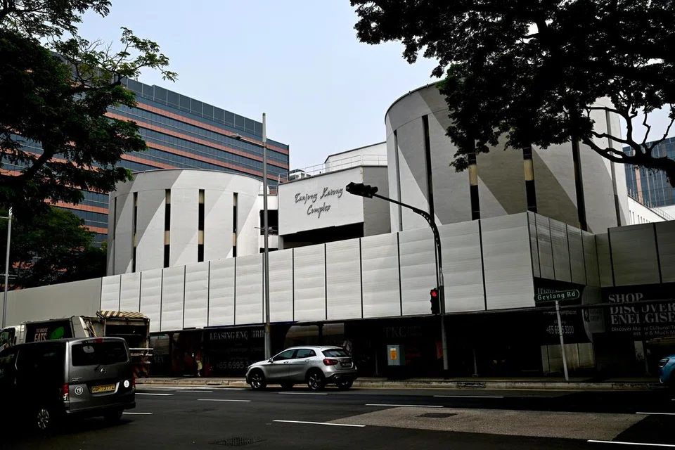 Tanjong Katong Complex (TKC) di Geylang Serai kini sedang menjalani kerja-kerja naik taraf, dengan ia disasarkan dibuka semula kepada orang ramai pada separuh pertama 2028 – lebih awal berbanding garis masa 2029 yang diunjurkan sebelum ini, menurut pemaju hartanah Elegant Group. TKC yang berwajah baru itu juga akan menampilkan ruang perniagaan dan inkubasi keusahawanan Melayu yang dibangunkan dan dikelolakan DPPMS.