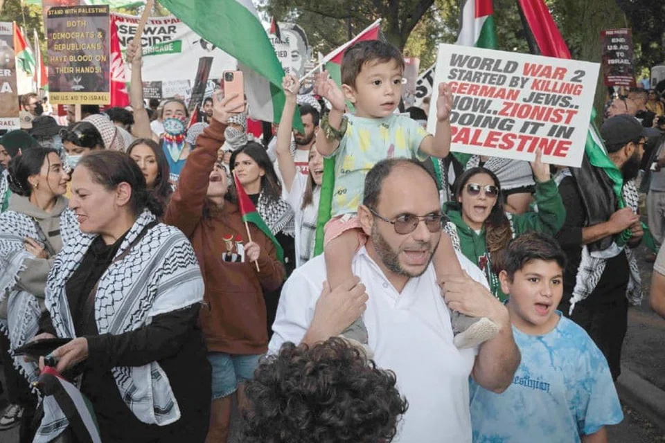 Penunjuk perasaan berarak bagi membantah terhadap perang di Gaza, dalam satu perhimpunan berhampiran pusat berlangsungnya Konvensyen Kebangsaan Demokratik, di Chicago.