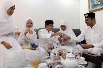 DUA KELUARGA 'BERSATU' DI HARI RAYA: Cik Siti Aidah Kalil (dua dari kiri) yang sudah lebih 10 tahun bergelar ibu tunggal ceria menyambut Lebaran bersama suaminya, Encik Mohd Ashraf Borhandin, bapa tunggal yang dinikahi Mac lalu. Bersama mereka ialah anak Cik Siti Aidah, Aryna Dayana (kiri) dan Aryna Khalishah (dua dari kanan) serta anak Encik Mohd Ashraf, Mohd Haziq (tengah). - Foto TAUFIK A. KADER