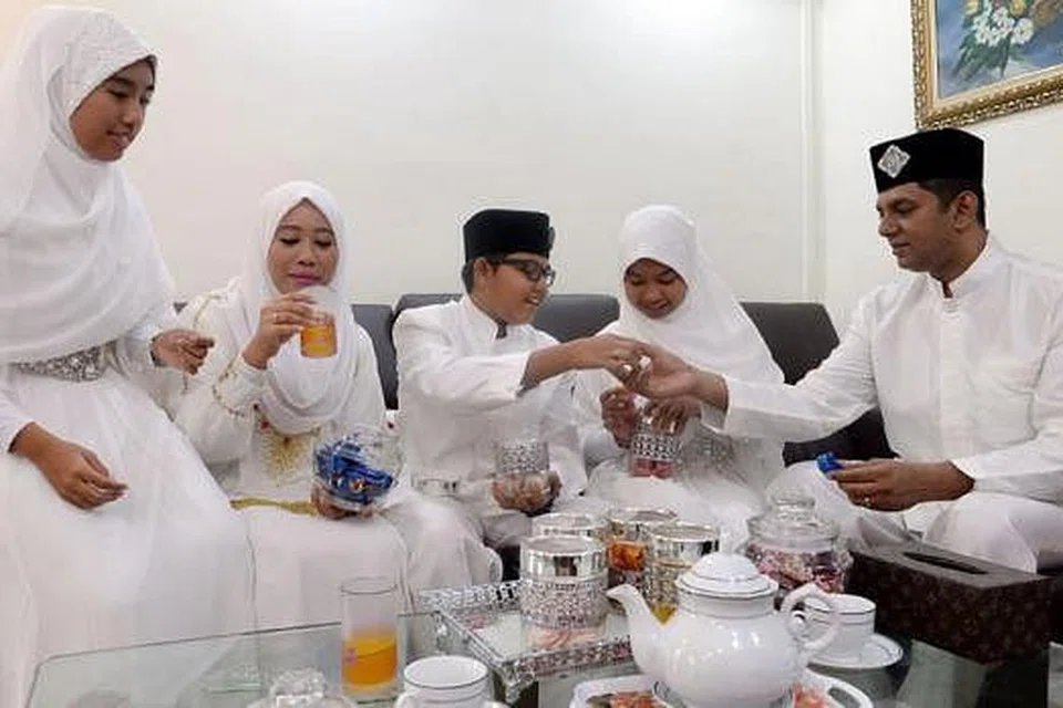 DUA KELUARGA 'BERSATU' DI HARI RAYA: Cik Siti Aidah Kalil (dua dari kiri) yang sudah lebih 10 tahun bergelar ibu tunggal ceria menyambut Lebaran bersama suaminya, Encik Mohd Ashraf Borhandin, bapa tunggal yang dinikahi Mac lalu. Bersama mereka ialah anak Cik Siti Aidah, Aryna Dayana (kiri) dan Aryna Khalishah (dua dari kanan) serta anak Encik Mohd Ashraf, Mohd Haziq (tengah). - Foto TAUFIK A. KADER