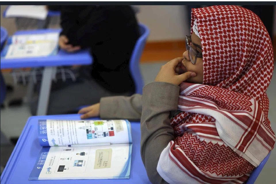 Pelajar menghadiri kelas bahasa Mandarin di sebuah sekolah di Riyadh pada 2 Februari 2025. Pada Ogos 2024, Arab Saudi telah memilih untuk memperkenalkan bahasa Mandarin – bahasa yang paling banyak digunakan di China – sebagai bahasa asing kedua selepas bahasa Inggeris di sekolah awam di enam daripada 13 wilayah pentadbirannya.
