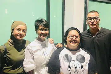 SUSURI MASA: Antara barisan pelakon 'Anak Melayu' (dari kiri), Rozita Husin, Siti Hajar Gani, Junainah Yusoff dan Sani Husin. - Foto TEATER KAMI