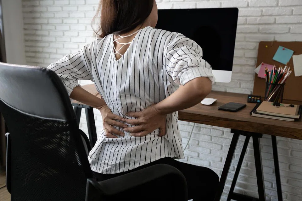 Wanita sering mengalami sakit belakang yang menjalar dari bahagian pinggang ke kaki, atau disebut skiatika.