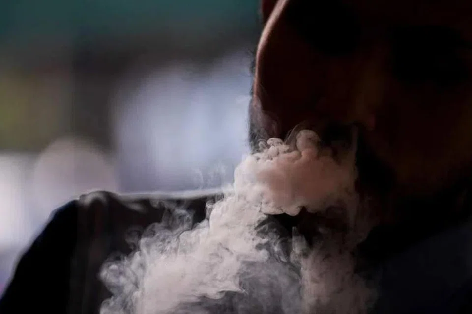 Pelbagai pihak menyatakan kebimbangan terhadap ancaman rokok elektronik atau ‘vape’ kepada kesihatan rakyat Malaysia dan mahu kerajaan mengharamkan penjualan rokok elektronik itu seperti yang dilakukan Singapura.
