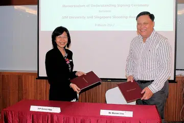KERJASAMA BARU: Universiti SIM (UniSIM) dan Persatuan Menembak Singapura (SSA) semalam menandatangani memorandum persefahaman bagi satu kerjasama antara mereka. MOU tersebut ditandatangani Presiden SSA, Encik Michael Vaz, dan Dekan Sekolah Seni dan Sains Sosial UniSIM, Profesor Madya Genice Ngg, dan bakal bermanfaat bagi penembak nasional. - Foto UNISIM