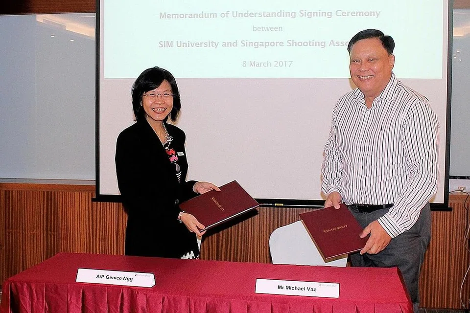 KERJASAMA BARU: Universiti SIM (UniSIM) dan Persatuan Menembak Singapura (SSA) semalam menandatangani memorandum persefahaman bagi satu kerjasama antara mereka. MOU tersebut ditandatangani Presiden SSA, Encik Michael Vaz, dan Dekan Sekolah Seni dan Sains Sosial UniSIM, Profesor Madya Genice Ngg, dan bakal bermanfaat bagi penembak nasional. - Foto UNISIM