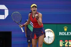 BINTANG SENSASI: Pada usia 18 tahun, Raducanu kini dianggap sebagai pemain tenis wanita terhandal di Britain. Beliau juga telah meloncat ke tangga ke-23 di ranking dunia. - Foto AFP