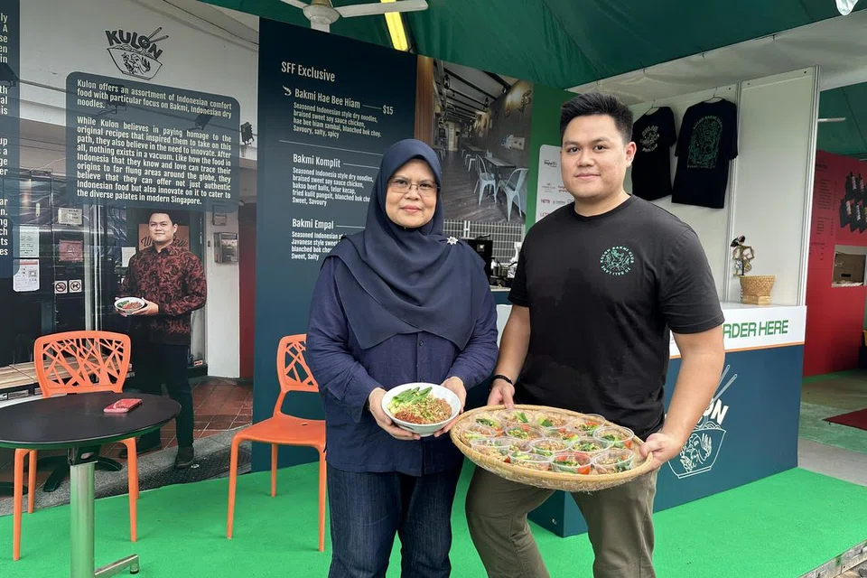 HIDANGAN MI YANG MENYENANGKAN HATI: Cik Wati Abdul Khamid (kiri), bersama anak sulungnya, Encik Haris Ahmad, adalah penggerak jenama Kulon yang terkenal dengan hidangan bakmi di Bali Lane. 