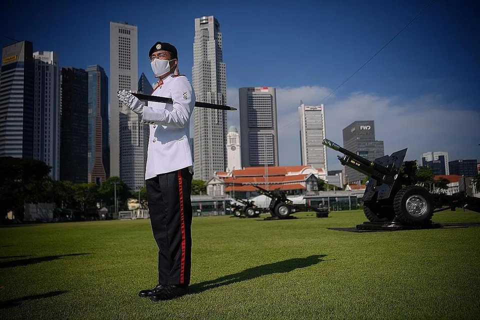 BERSKALA KECIL: Perbarisan berskala kecil dengan setiap kontinjen mempunyai 36 peserta iaitu separuh berbanding tahun-tahun lalu dek langkah jarak selamat yang diadakan bersama dengan Tembak Hormat Presiden di Padang pada segmen pagi sambutan Hari Kebangsaan. - Foto-foto BH oleh MARK CHEONG 