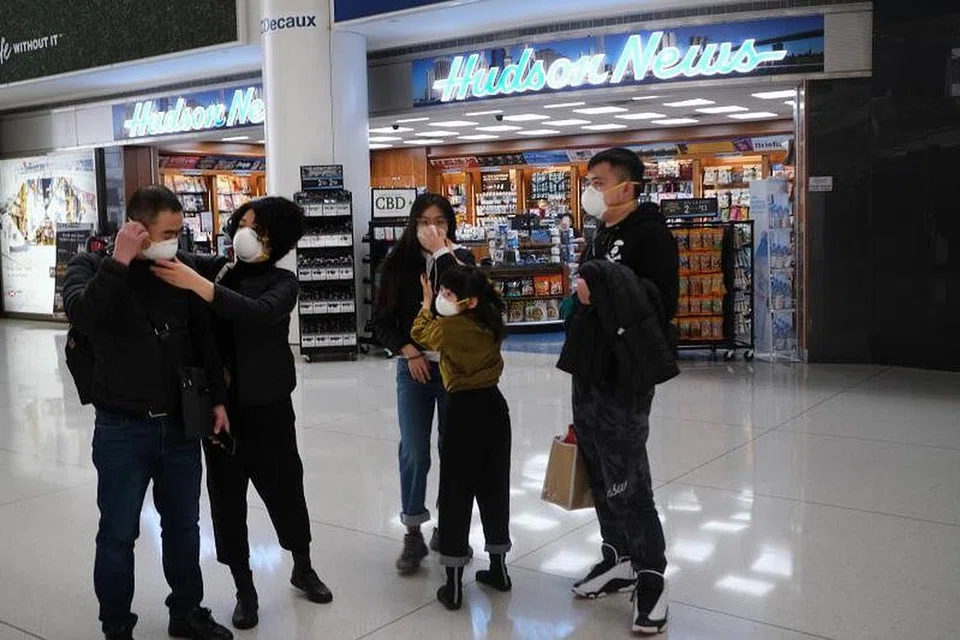 ELAK DIJANGKITI: Orang ramai dilihat memakai pelitup muka di Lapangan Terbang John F. Kennedy di New York pada 31 Januari 2020. 