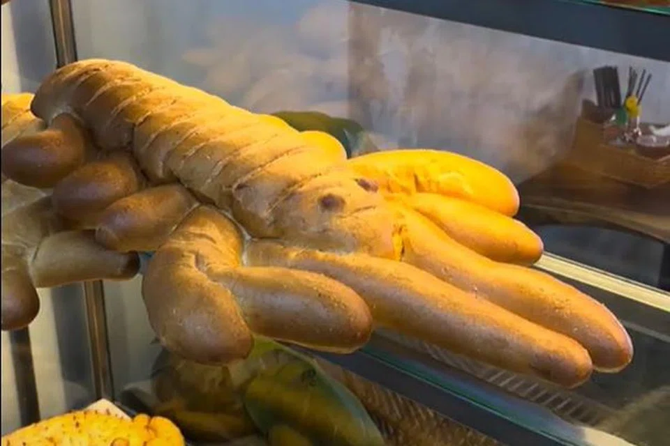 ROTI KREATIF: Restoran Vietnam Pham Quyen juga membakar roti ‘bahn mi’ berbentuk haiwan yang kreatif.