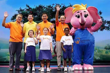 GALAK BERBUAT BAIK: Pelajar Sekolah Grace Orchard dengan (dari kiri) pengerusi jawatankuasa penganjur Hari Sharity 2015, Encik Chew Kwee San; Ketua Pegawai Eksekutif Resorts World Sentosa, Encik Tan Hee Teck; Menteri Pembangunan Sosial dan Keluarga, Encik Tan Chuan-Jin; pengerusi Dana Masyarakat, Encik Phillip Tan; dan maskot Sharity di Panggung World Resorts pada 3 Oktober 2015. - Foto NCSS
