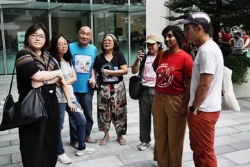 Enam individu yang didakwa atas penglibatan mereka dalam perhimpunan awam tanpa kebenaran ialah (dari kiri) Kirsten Han Li Ying, Jeanne-Marie Ten Leu Jiun, Lim Kay Siu, Winifred Neo Swee Lin, Annamalai Kokila Parvathi dan Howe Wen Khong.