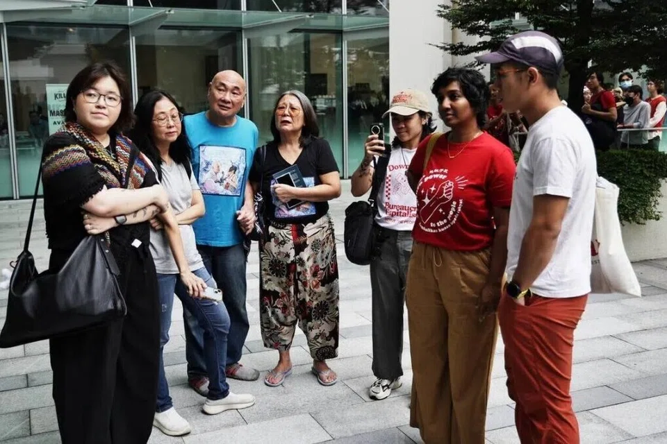 Enam individu yang didakwa atas penglibatan mereka dalam perhimpunan awam tanpa kebenaran ialah (dari kiri) Kirsten Han Li Ying, Jeanne-Marie Ten Leu Jiun, Lim Kay Siu, Winifred Neo Swee Lin, Annamalai Kokila Parvathi dan Howe Wen Khong.