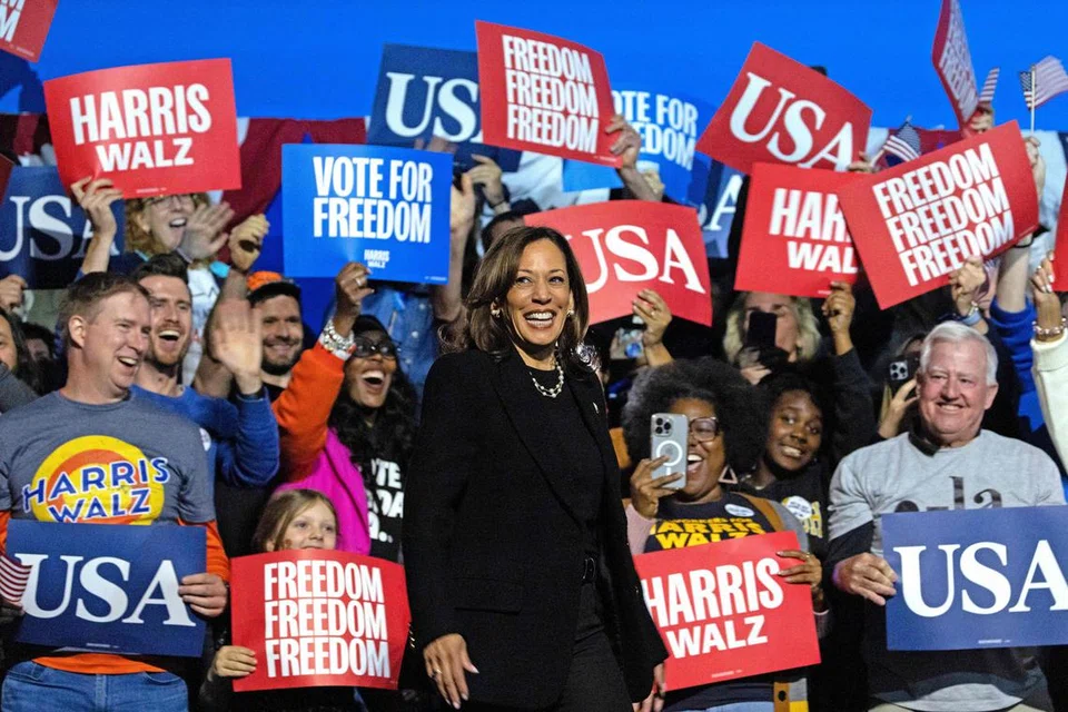 Calon presiden Demokrat, Cik Kamala Harris, yang juga Naib Presiden Amerika Syarikat, menaiki pentas semasa perhimpunan kempen di Tapak Bersejarah Nasional Carrie Blast Furnaces di luar Pittsburgh, Rankin, Pennsylvania pada 4 November.