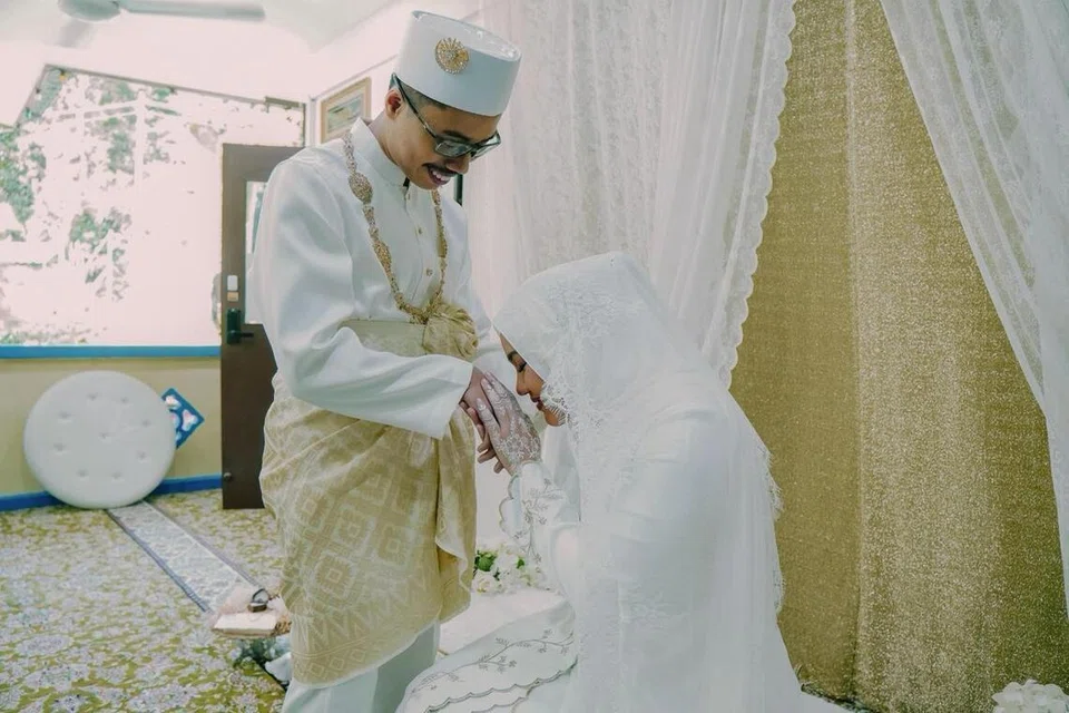 Cik Syakirah dan suaminya memilih majlis di masjid kerana tertarik dengan suasana kampung dan persekitarannya yang lebih tenang serta sederhana.