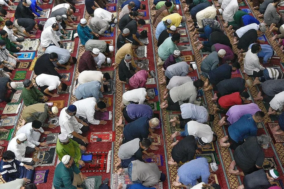 BERI MANFAAT: Solat tarawih adalah solat sunat istimewa yang bukan sahaja memberi berbagai manfaat dari segi rohani tetapi juga dari segi jasmani - ia juga merupakan suatu senaman ringan yang sangat baik yang dapat menghilangkan ketegangan sendi misalnya. - Foto-foto fail