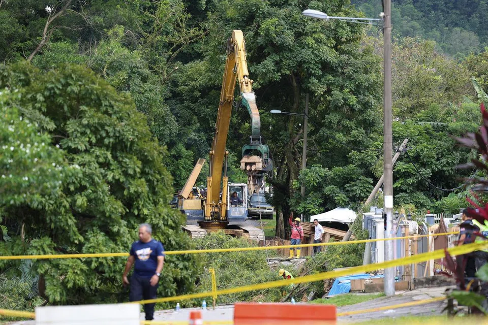 PERKUKUH KEADAAN TANAH: Kerja pemasangan cerucuk besi bagi mengawal pergerakan tanah di Jalan Wawasan, Puchong, dilakukan susulan kejadian tanah runtuh pada lewat 16 Disember.