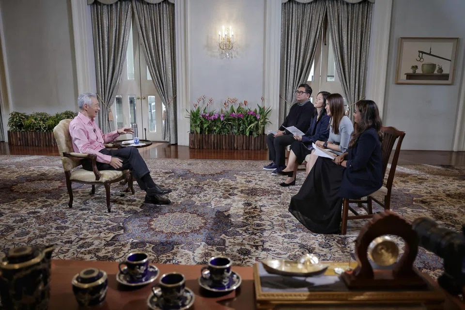 Wawancara lebih dua jam dalam bahasa Inggeris bersama Perdana Menteri Encik Lee Hsien Loong (kiri) itu melibatkan empat karyawan media (dari kiri) Editor Berita (Berita Harian), Encik Hadi Saparin; Koresponden Politik Kanan (The Straits Times), Cik Tham Yuen-C; Penyampai (Channel News Asia), Cik Dawn Tan; dan Penerbit (Berita Tamil dan Ehwal Semasa, Mediacorp), Cik Melissa Manuel.