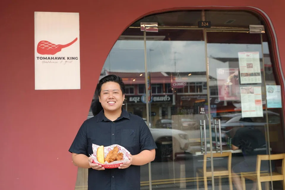 Pengarah Urusan Tomahawk King Steakhouse & Grill, Encik Ryan Wong, adalah penggemar kepingan ayam tanpa tulang atau ‘chicken tenders’. Hidangan ayam, ‘King’s Chicken’. diilhamkan daripada restoran makanan segera, Raising Cane’s di Amerika Syarikat, tetapi disesuaikan mengikut perisa tempatan.
