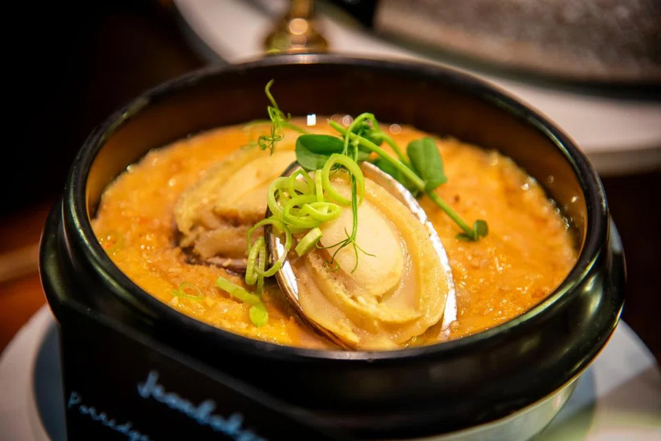 ‘Jeonbokju’, bubur dengan tiram segar adalah antara hidangan unik dan menyelerakan.