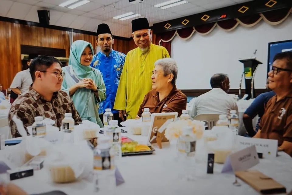 Foto bersama tamu terhormat, Setiausaha Parlimen Kanan (Kesihatan merangkap Undang-Undang), juga Anggota Parlimen (AP) GRC Jurong, Cik Rahayu Mahzam (berdiri kiri); pengerusi Masjid Ar-Raudhah, Ustaz Mohamed Ali (berdiri kanan); pengerusi Jawatankuasa Eksekutif Kegiatan Melayu (MAEC) Kelab Masyarakat Bukit Batok East, Encik Rahim Bego (tengah berbaju biru); serta wakil dan tetamu daripada Church Of St Mary of the Angels, Tasek Academy dan Jawatankuasa Eksekutif Kegiatan India (IAEC) Bukit Batok East.