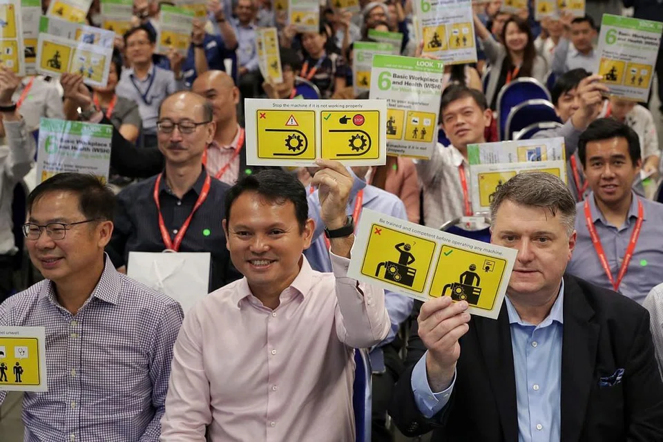 PELEKAT KEMPEN KESELAMATAN: Encik Zaqy (depan, dua dari kiri) dan ketua pegawai eksekutif (CEO) SAESL, Encik Bill Wozniak (depan, kanan), memegang pelekat keselamatan sewaktu pelancaran Kempen 'Safe Hands' 2019 di SAESL semalam. - Foto KEVIN LIM