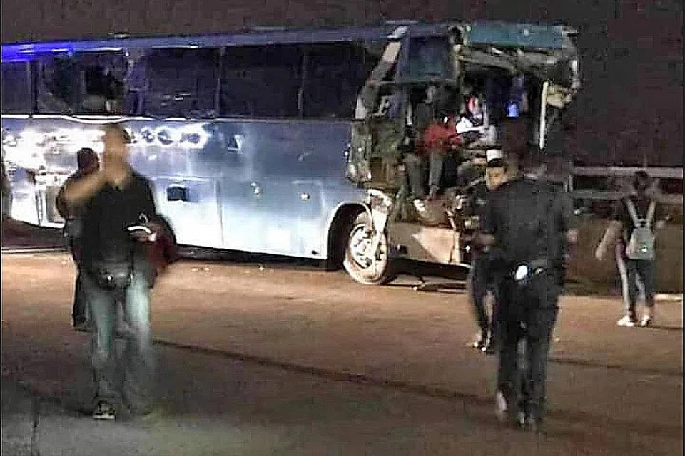 KEMALANGAN AWAL PAGI: Bas yang terlibat dalam kemalangan selepas merempuh palang di Pusat Pemeriksaan Tuas pagi semalam, yang mengakibatkan seorang penumpang wanita terbunuh dan 16 cedera. Pemandunya turut terperangkap di tempat duduknya.- Foto FACEBOOK